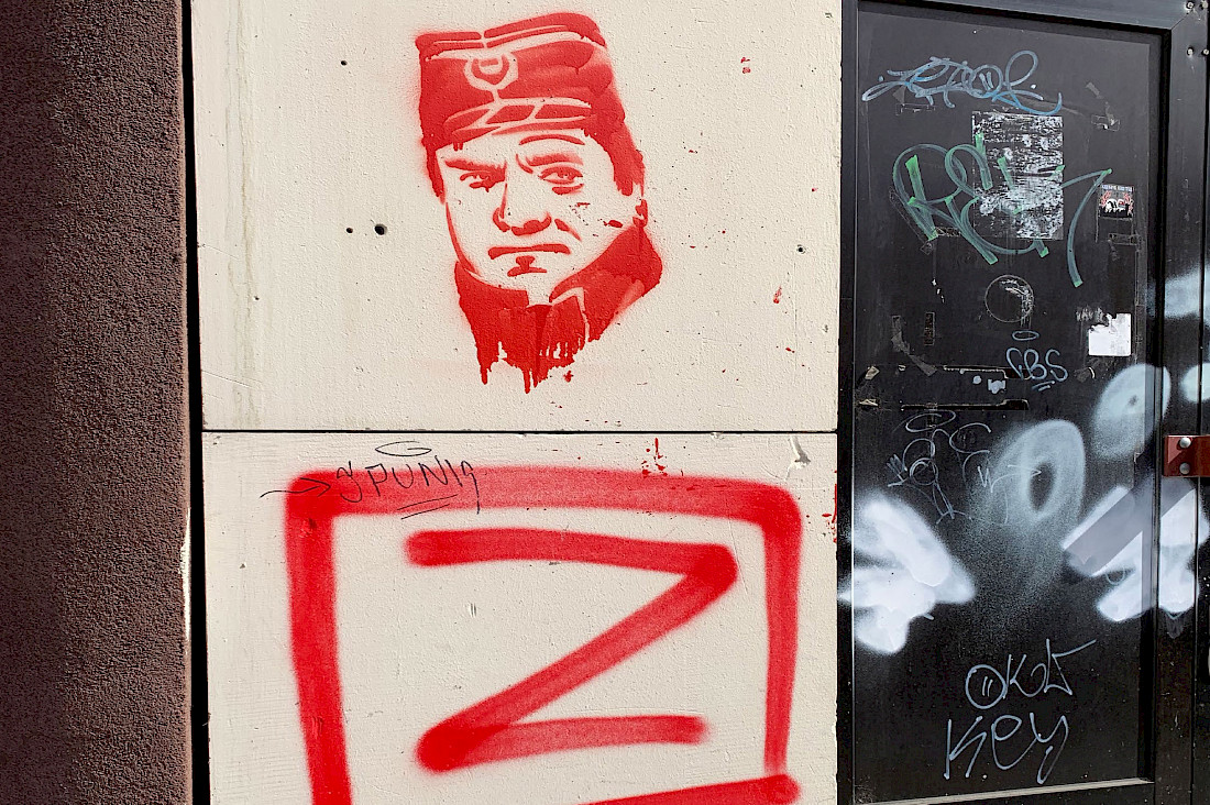 Graffitis zum einstigen Oberbefehlshaber der bosn.-serb. Armee Ratko Mladić und dem Militär- u. Propagandazeichen der russ. Armee; Banja Luka, April 2022, © Armina Galijaš