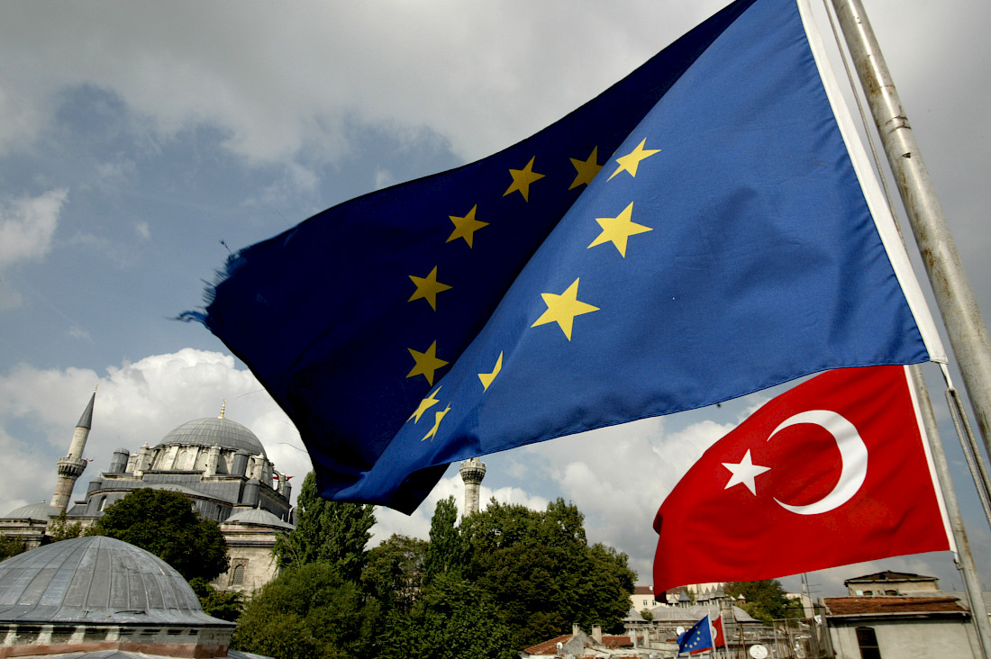 Turkish and EU flags in front of a mosque in Istanbul © Ege Gocmen / Shutterstock.com