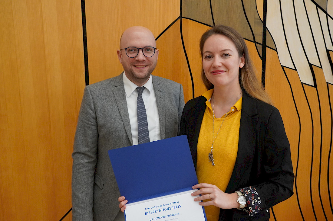 Manuel Sarrazin (Präsident der SOG) und Dr. Johanna Chovanec (Dissertationspreisträgerin)