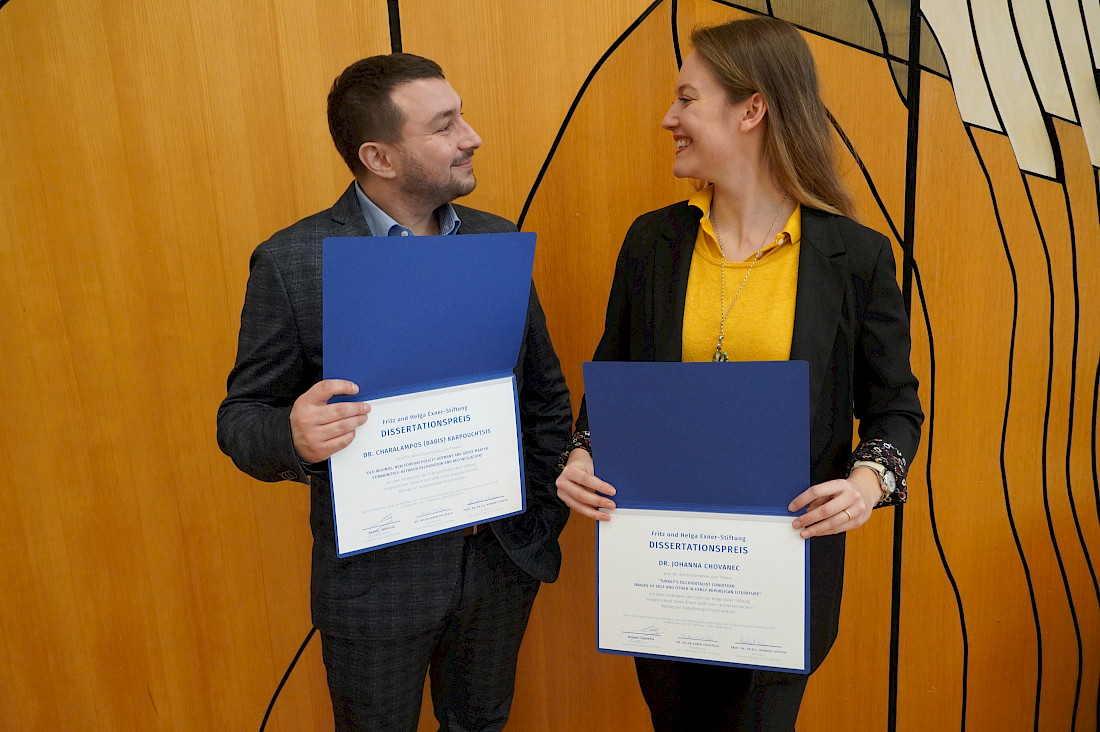 Dissertationspreisträger:innen: Dr. Charalampos (Babis) Karpouchtsis und Dr. Johanna Chovanec