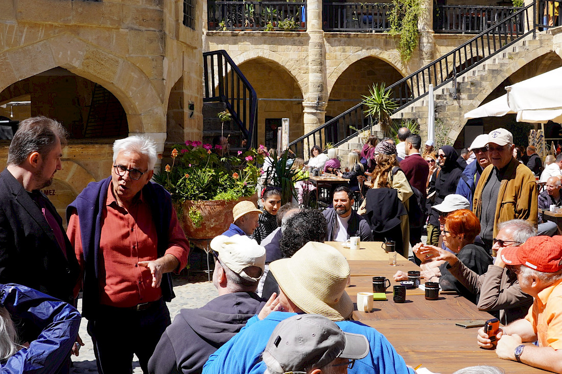 Praktizierte Verständigung zwischen den Volksgruppen: Coffee Club im Büyük Han, Nord-Nikosia