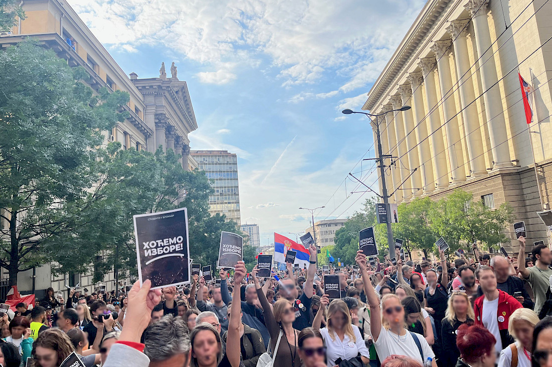 Protestors in Belgrade with signs saying “We want elections!”